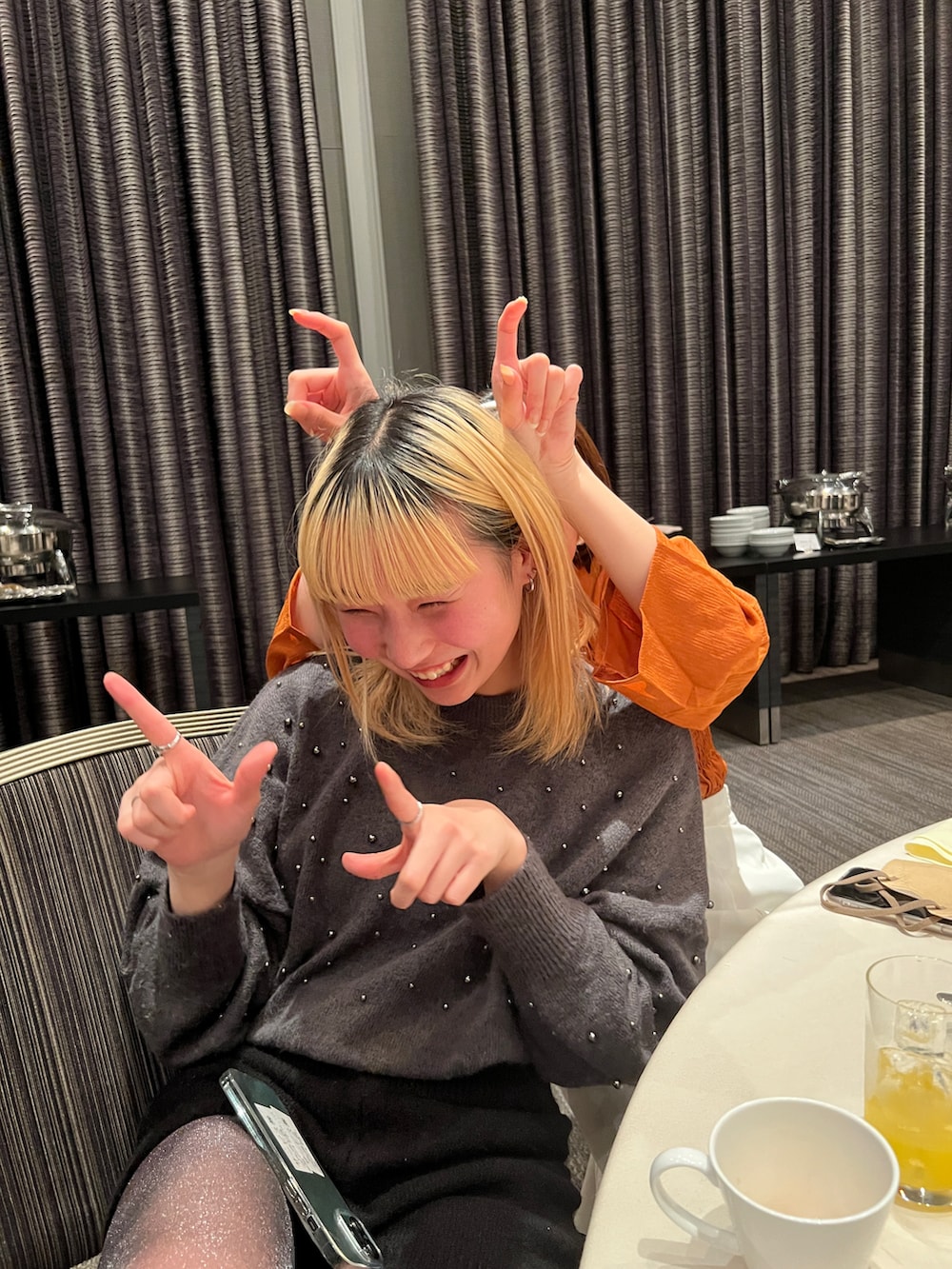 「同窓会、ラメタイツ、ニットパンツ、ロングブーツ」｜「Bershkaのアイテム（トップス、グレー系）」を使った、Mikaさん（レディース・166cm）の春コーディネートの2枚目の写真