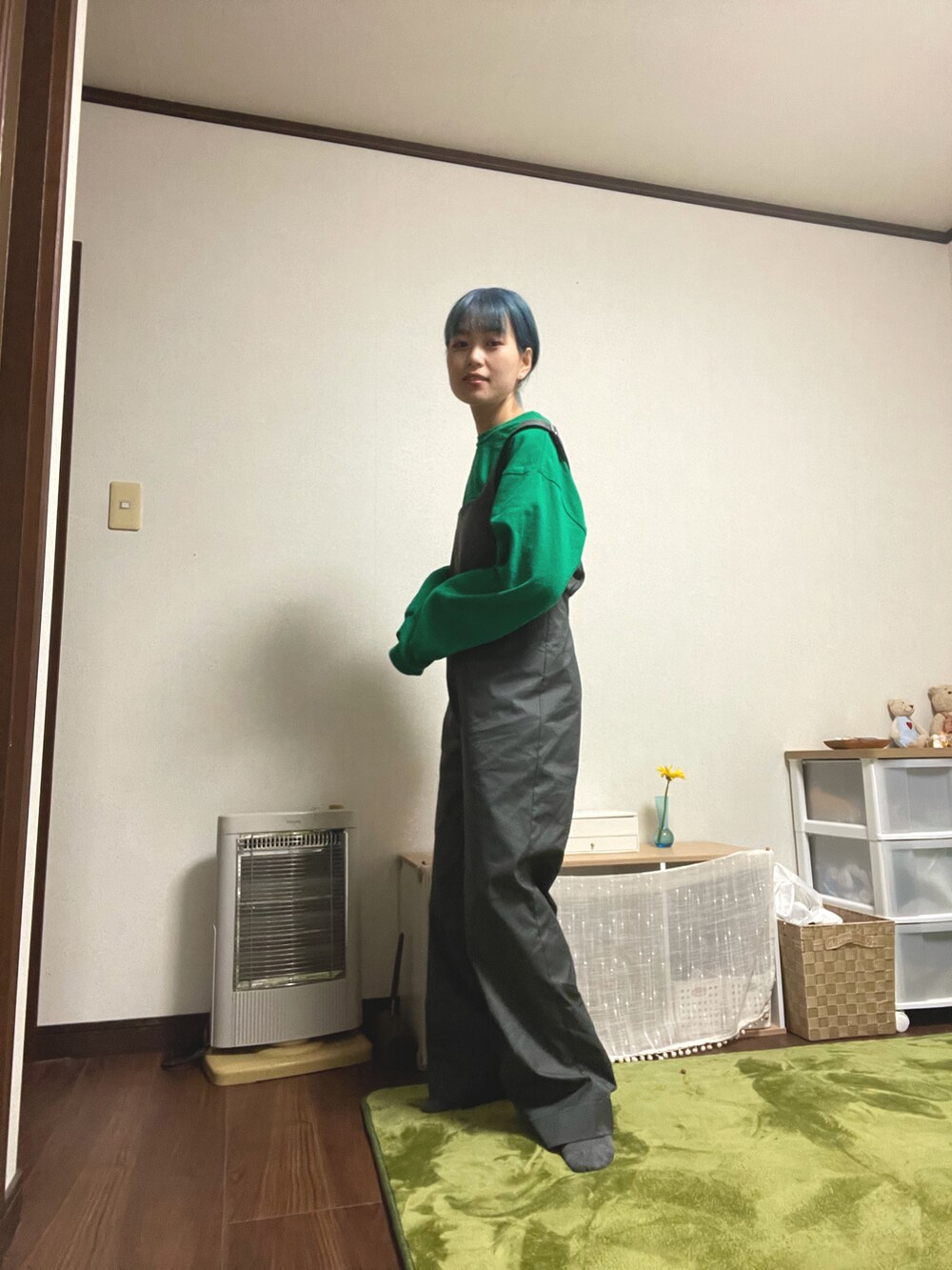 グレー系のサロペット/オーバーオール、グリーン系のTシャツ/カットソーを着用したレディースの秋コーディネートの3枚目の写真