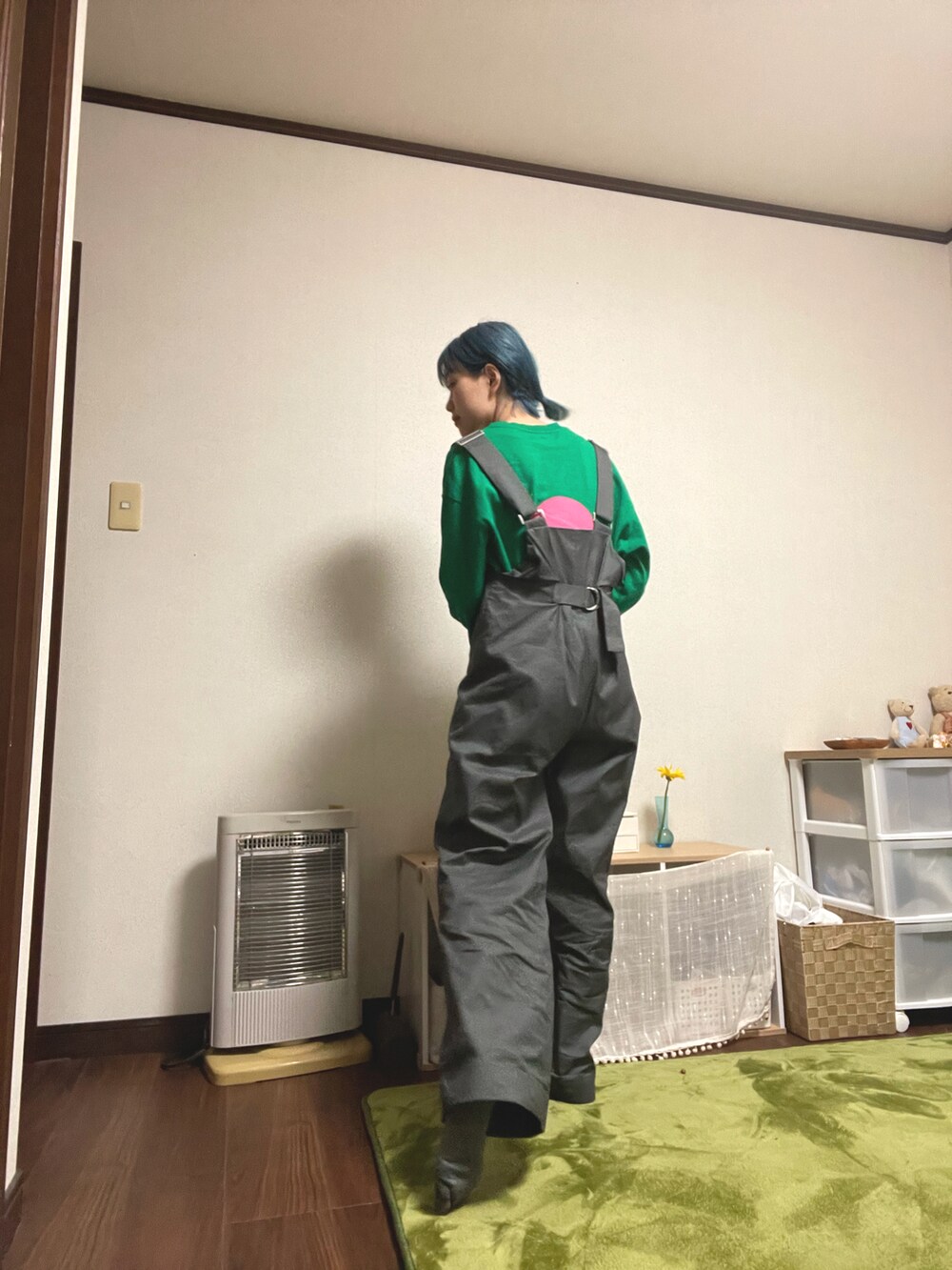グレー系のサロペット/オーバーオール、グリーン系のTシャツ/カットソーを着用したレディースの秋コーディネートの2枚目の写真