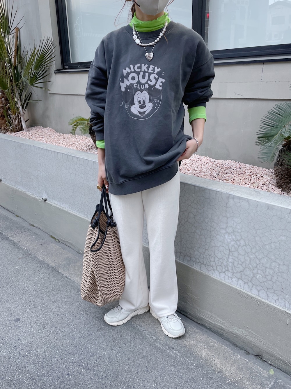 グレー系のスウェット、グリーン系のTシャツ/カットソー、ホワイト系のその他パンツを着用したレディースの春コーディネートの3枚目の写真