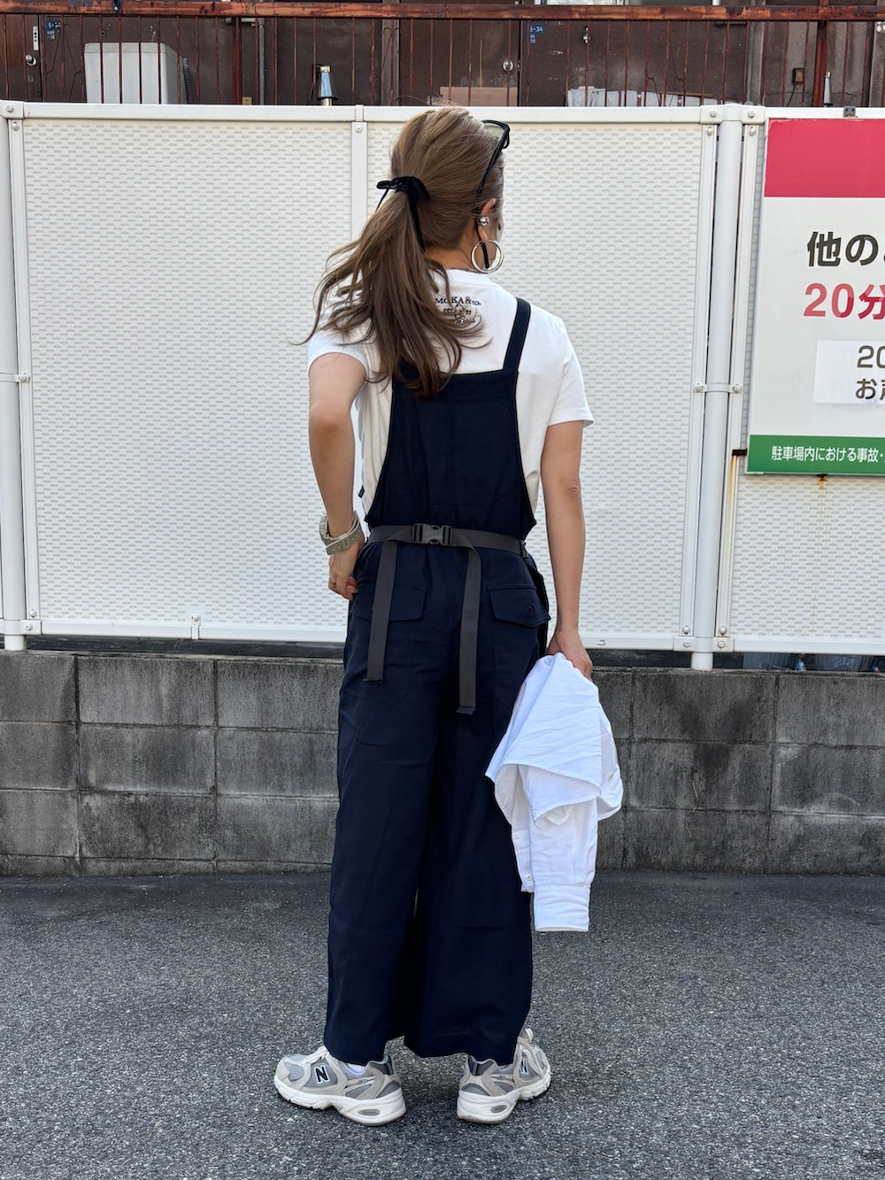 ブルー系のサロペット/オーバーオールを着用したレディースの春コーディネートの3枚目の写真