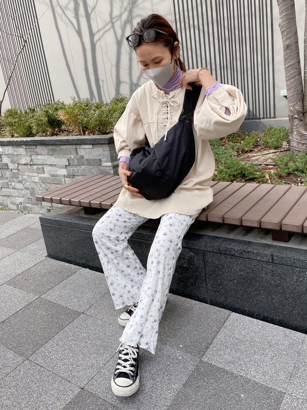 ホワイト系のシャツ/ブラウス、パープル系のTシャツ/カットソー、パープル系のその他パンツを着用したレディースの春コーディネートの4枚目の写真