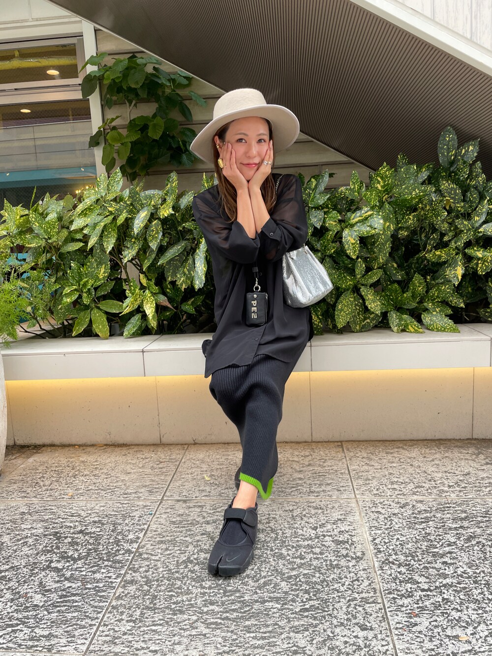 ブラック系のTシャツ/カットソー、シルバー系のショルダーバッグ、ブラック系のスカートを着用したレディースの秋コーディネートの2枚目の写真