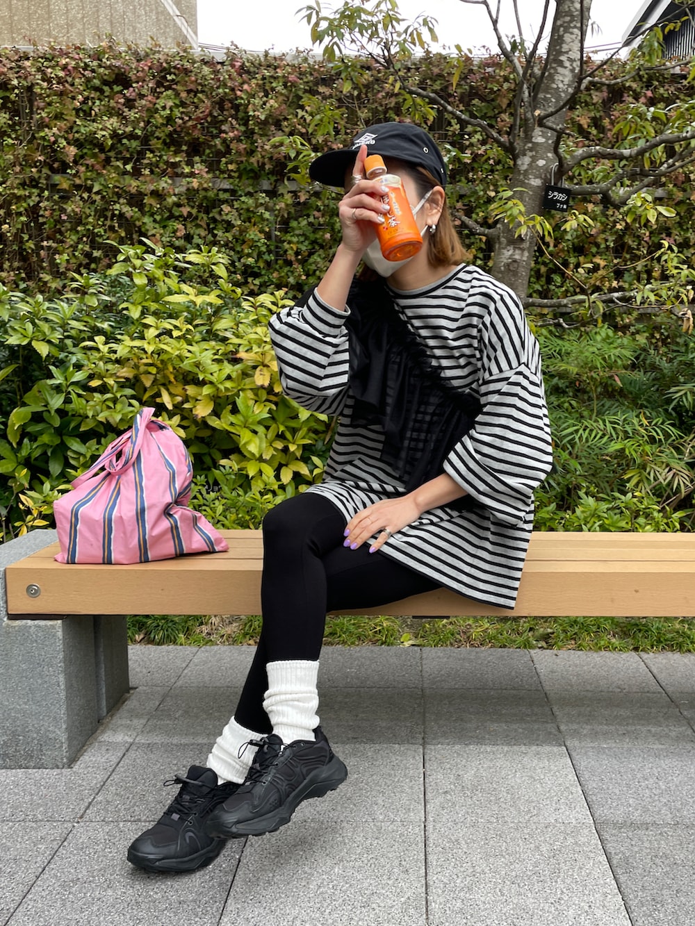 グレー系のTシャツ/カットソー、ピンク系のトートバッグ、ブラック系の付け襟を着用したレディースの春コーディネートの2枚目の写真