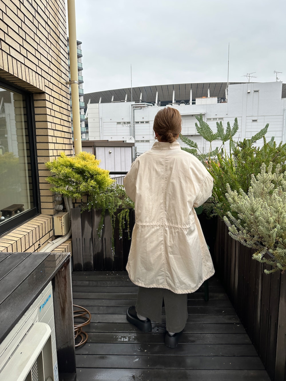 ホワイト系のモッズコート、ブルー系のニット/セーター、グレー系のワンピースを着用したレディースの冬コーディネートの2枚目の写真