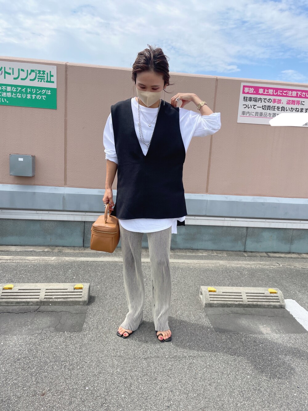 ホワイト系のTシャツ/カットソー、ブラック系のベストを着用したレディースの秋コーディネートの2枚目の写真