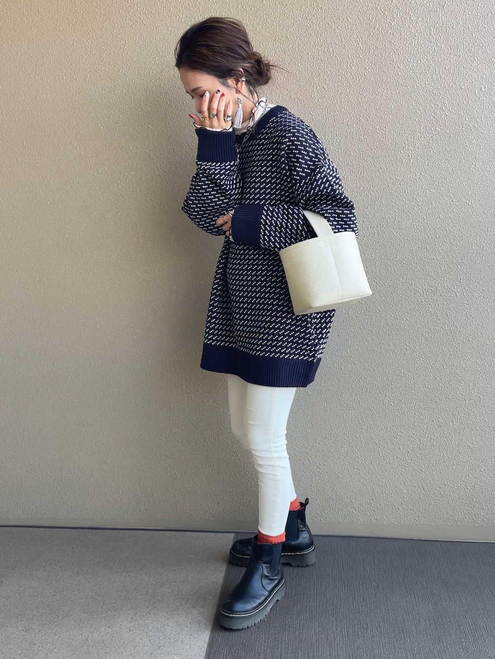 ブルー系のニット/セーター、ホワイト系のスカート、その他のその他パンツを着用したレディースの冬コーディネートの2枚目の写真