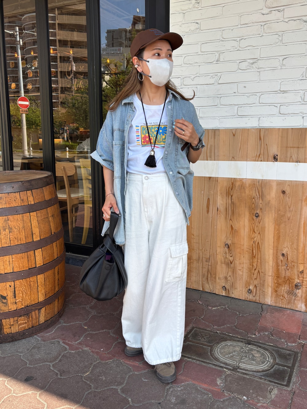 ブルー系のシャツ/ブラウス、ホワイト系のTシャツ/カットソー、ホワイト系のデニムパンツを着用したレディースの春コーディネートの2枚目の写真