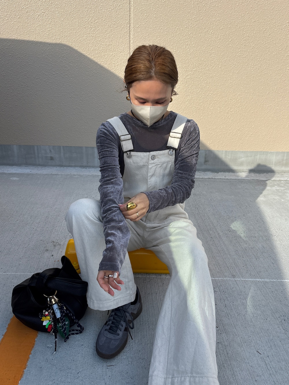 グレー系のTシャツ/カットソー、ホワイト系のサロペット/オーバーオールを着用したレディースの冬コーディネートの2枚目の写真