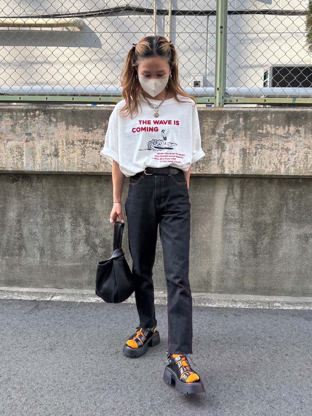 ブラック系のデニムパンツ、ホワイト系のTシャツ/カットソーを着用したレディースの春コーディネートの4枚目の写真