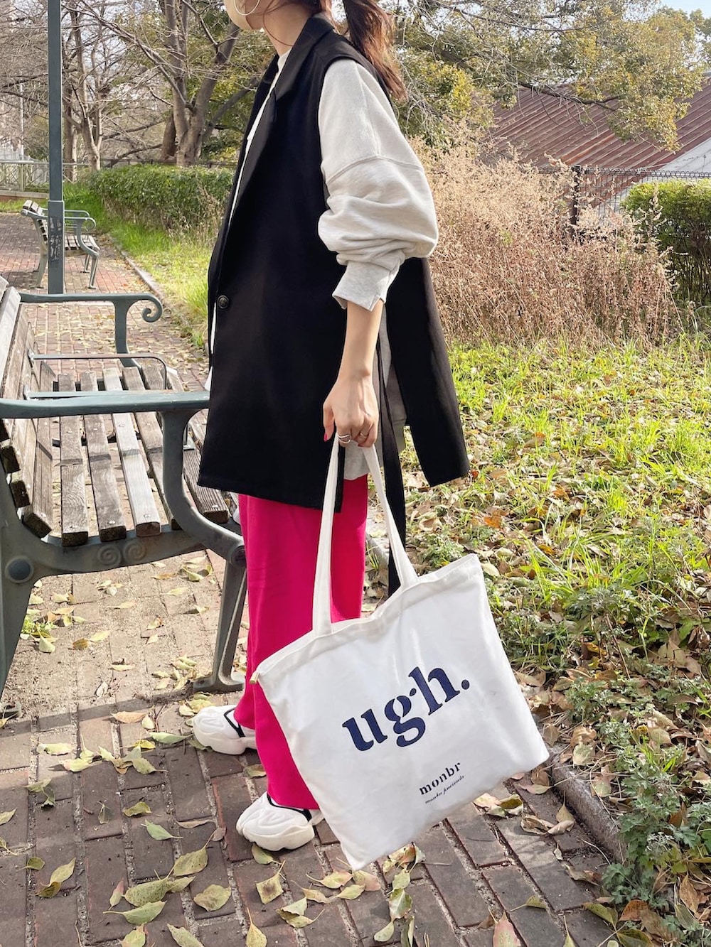 ピンク系のその他パンツ、グレー系のスウェット、ブラック系のベストを着用したレディースの春コーディネートの4枚目の写真