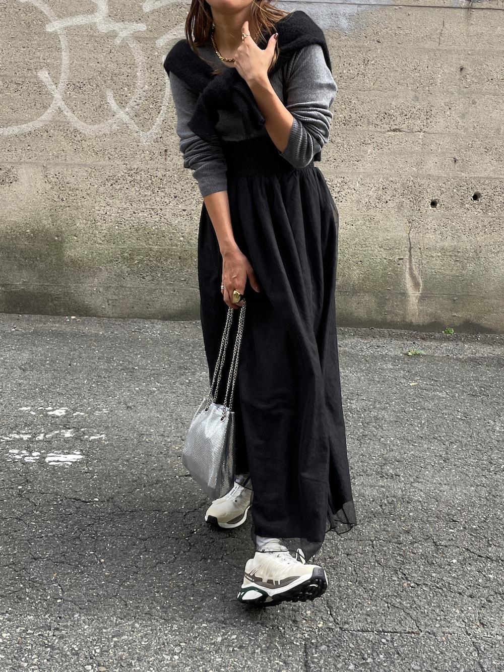 ブラック系のカーディガン/ボレロ、グレー系のニット/セーター、ブラック系のワンピースを着用したレディースの秋コーディネートの2枚目の写真