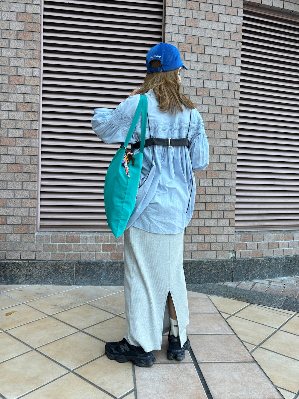 ブルー系のシャツ/ブラウス、グレー系のその他トップス、グレー系のスカートを着用したレディースの春コーディネートの3枚目の写真