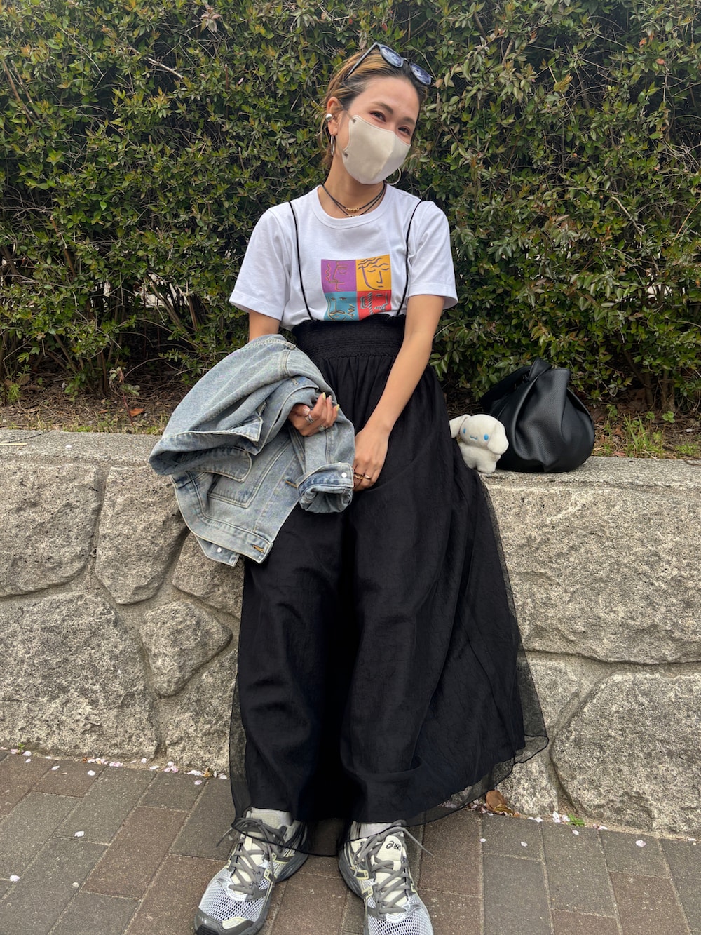 ホワイト系のTシャツ/カットソー、ブラック系のワンピース、ブルー系のデニムジャケットを着用したレディースの春コーディネートの4枚目の写真