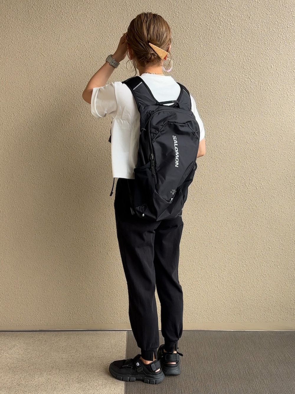 ホワイト系のTシャツ/カットソー、ブラック系のその他パンツを着用したレディースの夏コーディネートの2枚目の写真