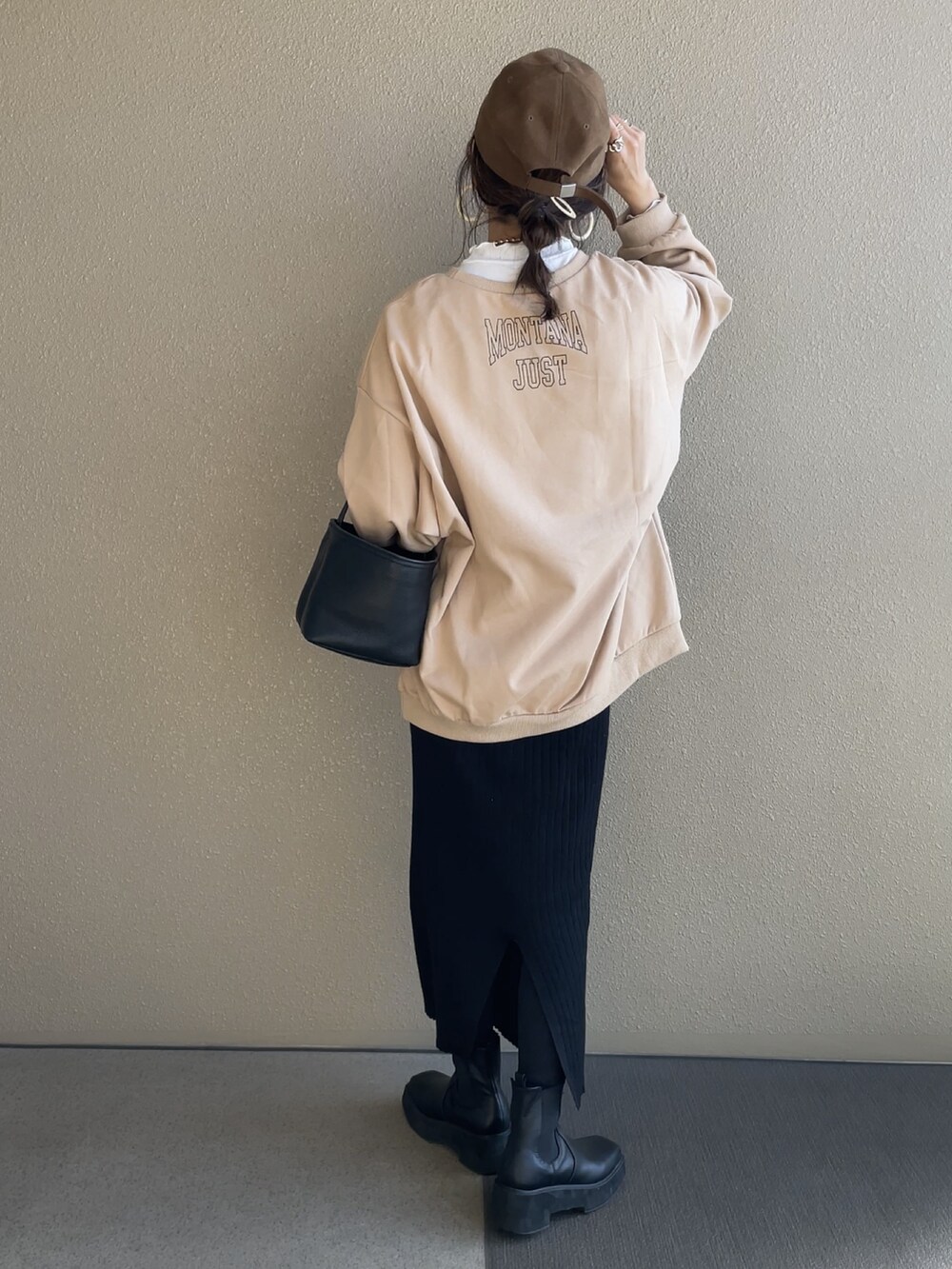 ベージュ系のスウェット、ブラウン系のその他アウター、ブラック系のブーツを着用したレディースの秋コーディネートの3枚目の写真