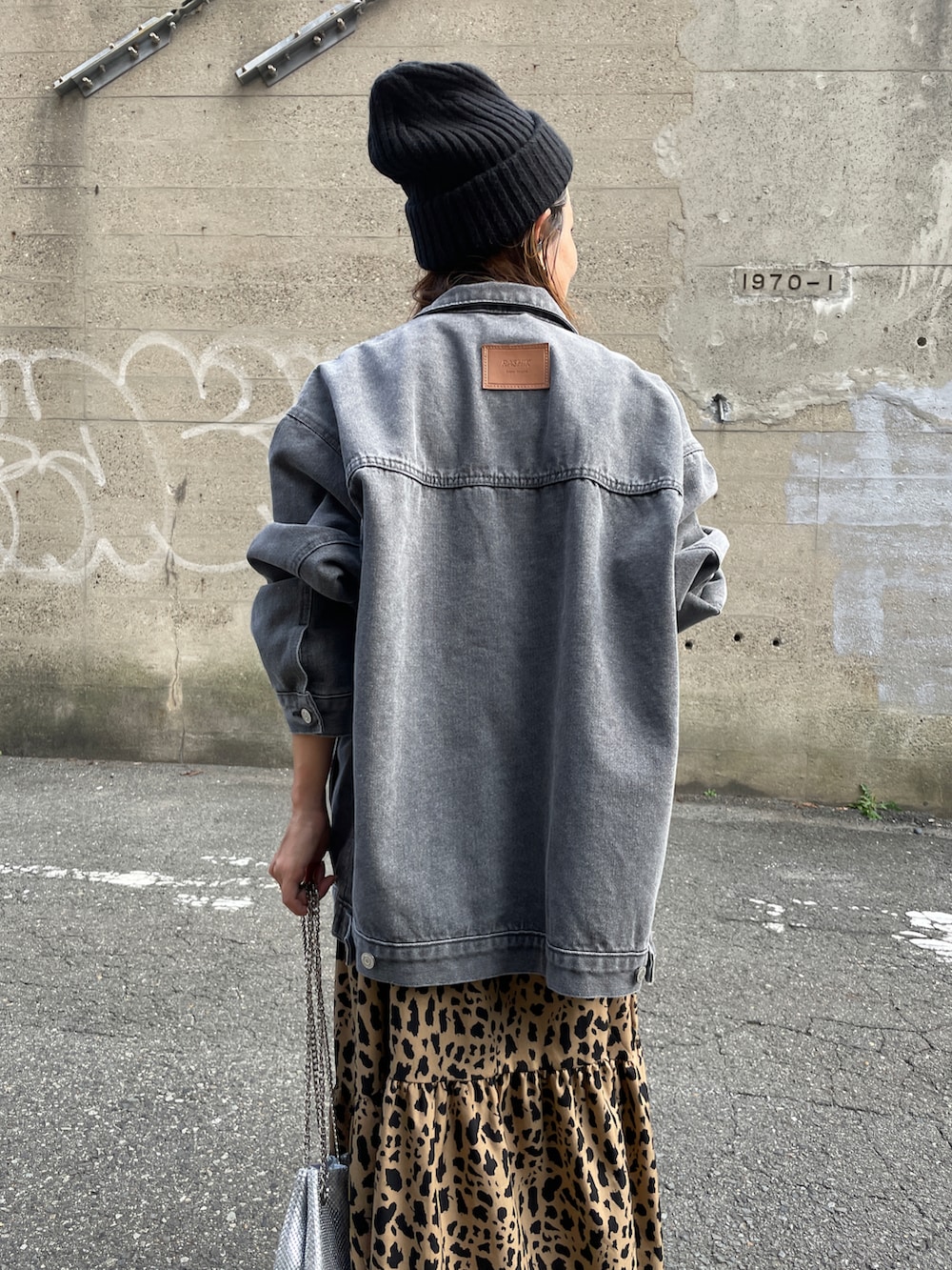 グレー系のデニムジャケットを着用したレディースの秋コーディネートの4枚目の写真