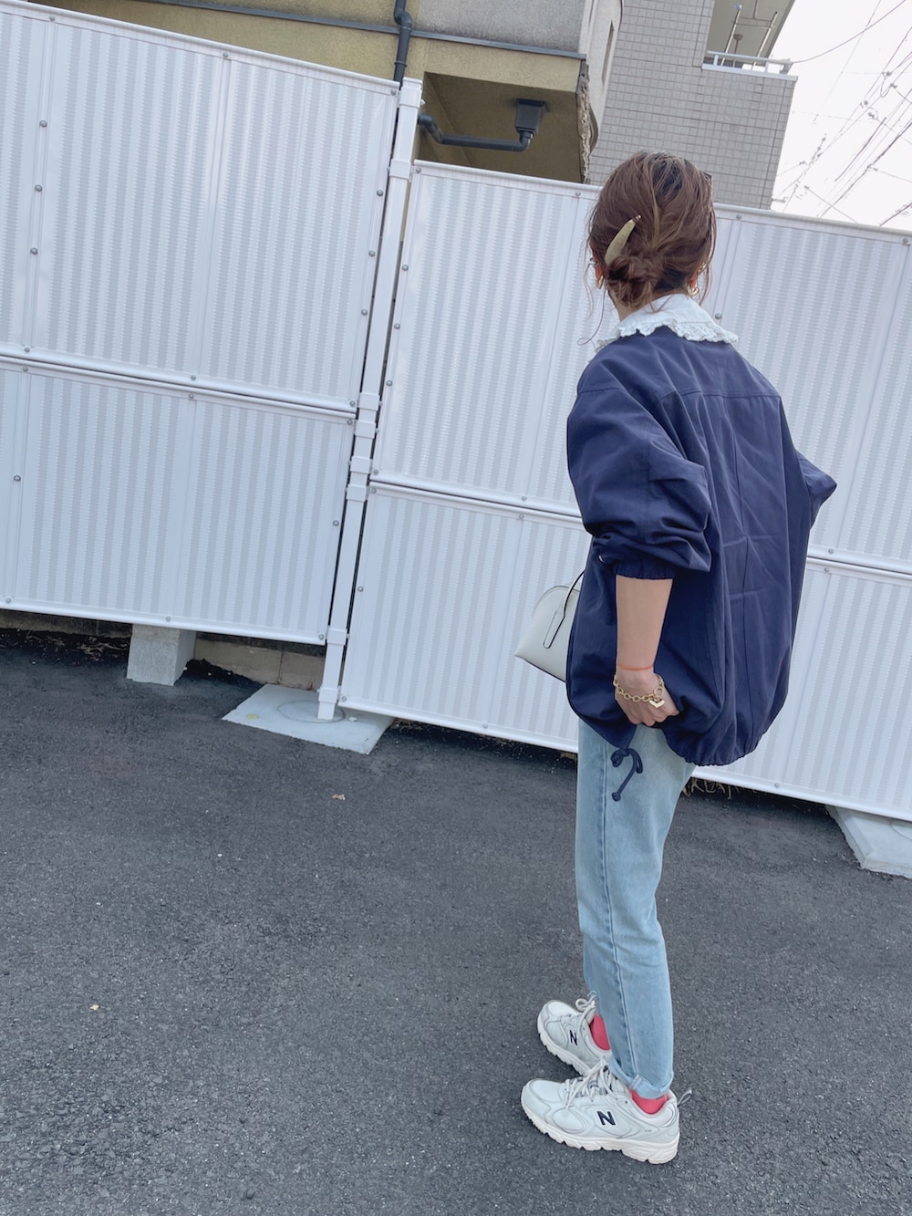 ブルー系のミリタリージャケットを着用したレディースの春コーディネートの4枚目の写真