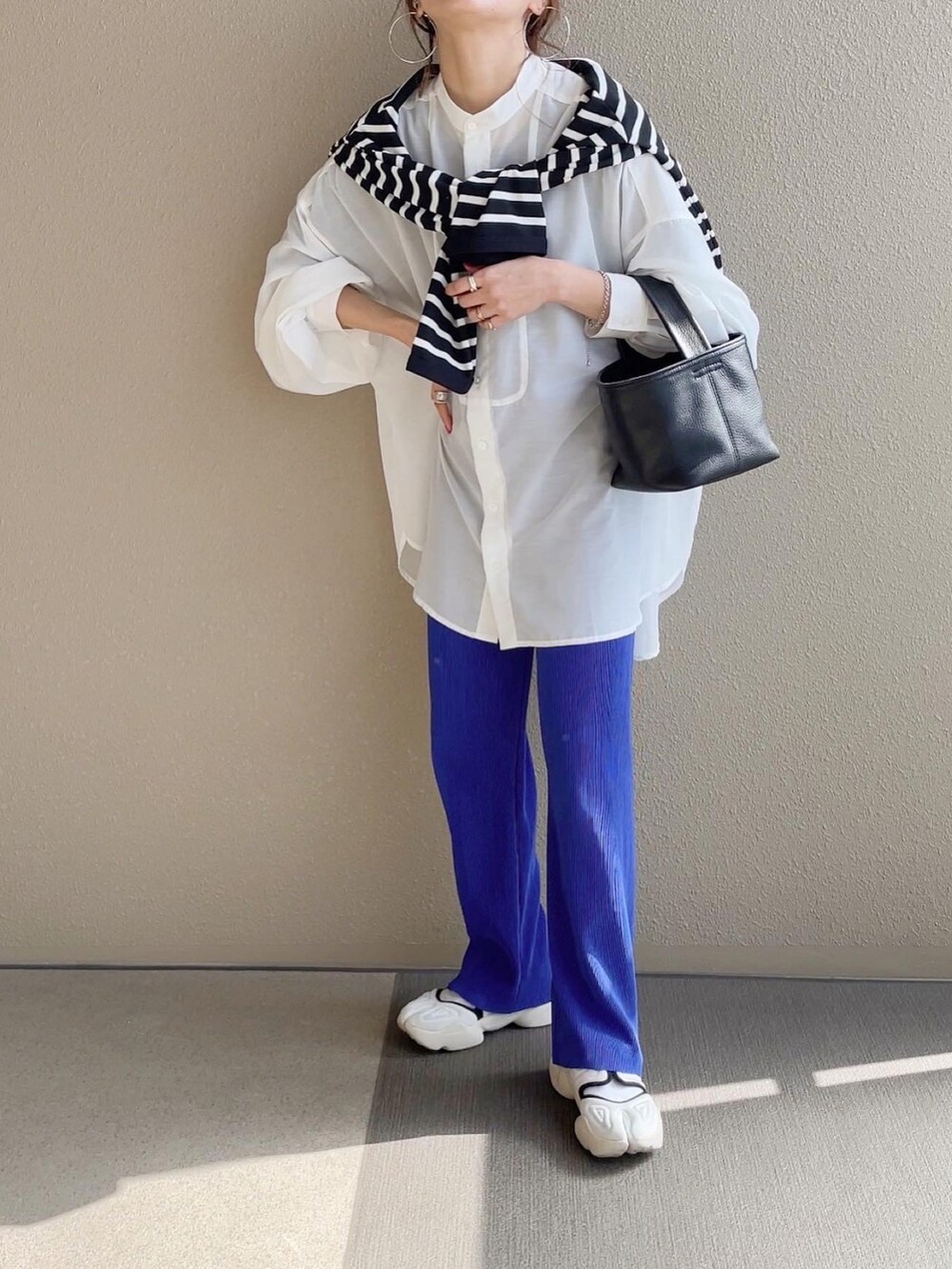 ブラック系のカーディガン/ボレロ、ブルー系のその他パンツ、その他のその他を着用したレディースの春コーディネートの2枚目の写真