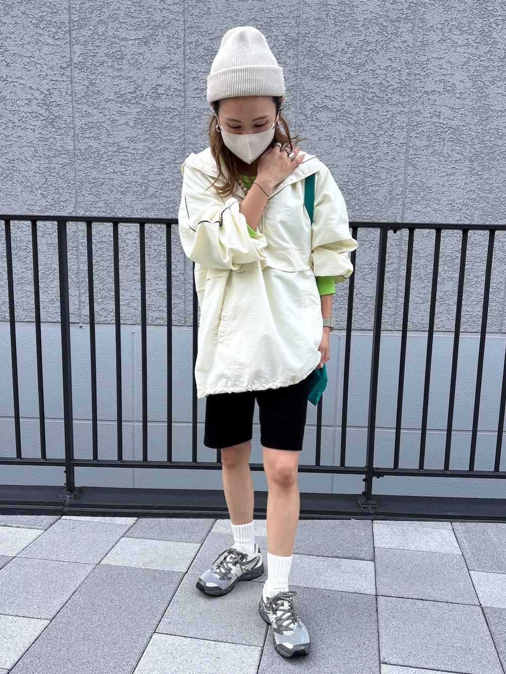 グリーン系のTシャツ/カットソー、ブラック系のその他パンツ、ブルー系のトートバッグを着用したレディースの春コーディネートの3枚目の写真