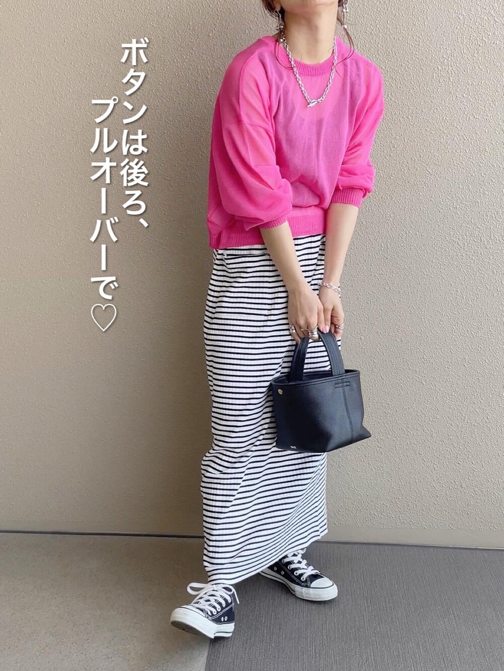 ピンク系のカーディガン/ボレロ、ホワイト系のTシャツ/カットソー、その他のスカートを着用したレディースの春コーディネートの4枚目の写真