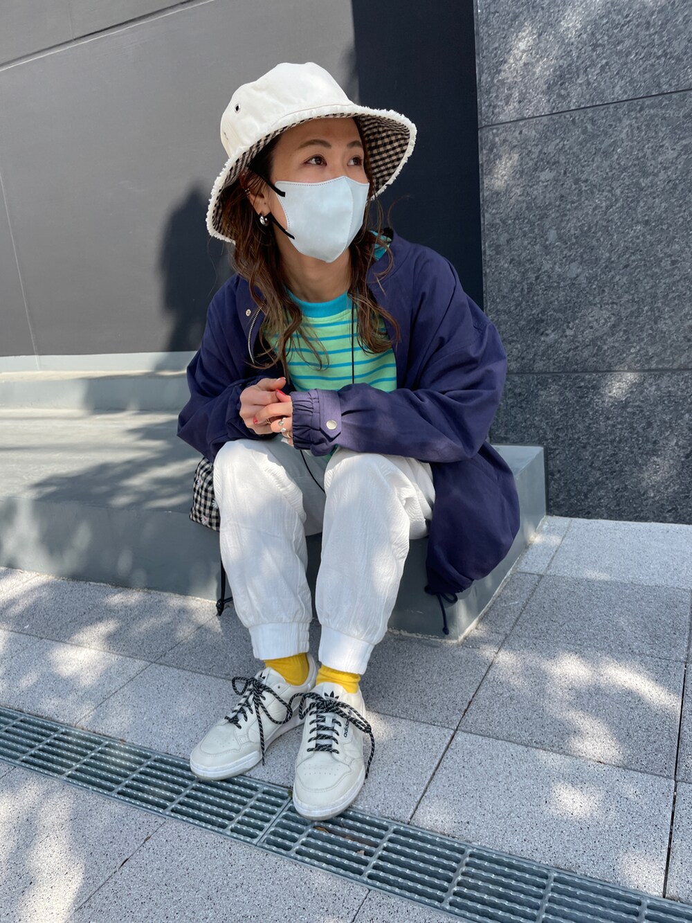 グリーン系のTシャツ/カットソー、ホワイト系のカーゴパンツ、その他のハンドバッグを着用したレディースの春コーディネートの3枚目の写真