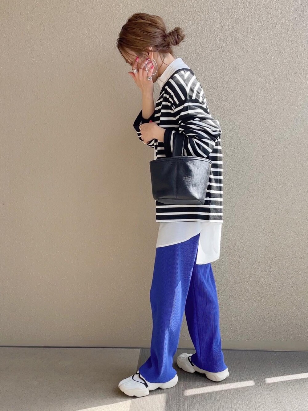 ブラック系のカーディガン/ボレロ、ブルー系のその他パンツ、その他のその他を着用したレディースの春コーディネートの5枚目の写真