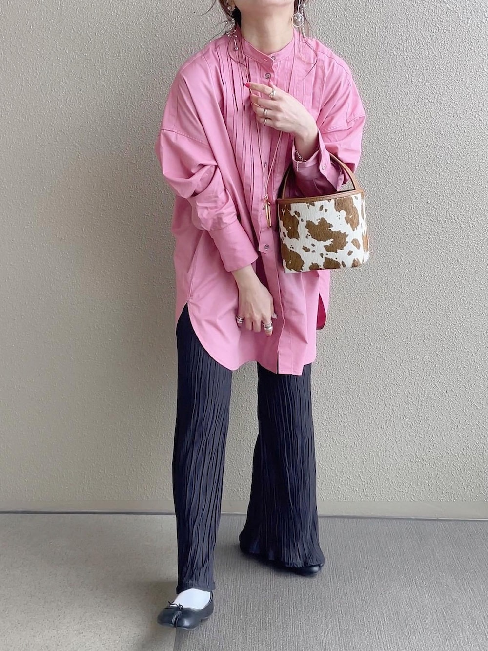 ブラック系のその他パンツ、ホワイト系のシャツ/ブラウス、ピンク系のシャツ/ブラウスを着用したレディースの春コーディネートの3枚目の写真