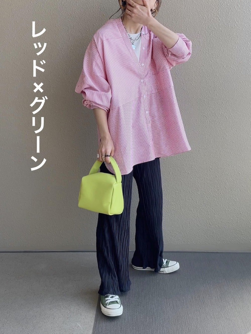 ブルー系のシャツ/ブラウス、ブラック系のその他パンツ、ピンク系のスニーカーを着用したレディースの春コーディネートの4枚目の写真