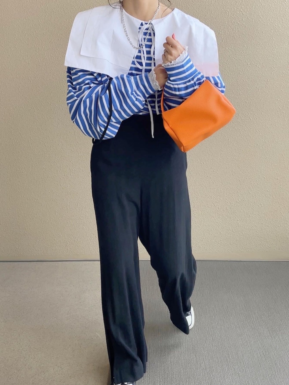 ホワイト系のシャツ/ブラウス、ブルー系のTシャツ/カットソー、ブラック系のサロペット/オーバーオールを着用したレディースの冬コーディネートの5枚目の写真