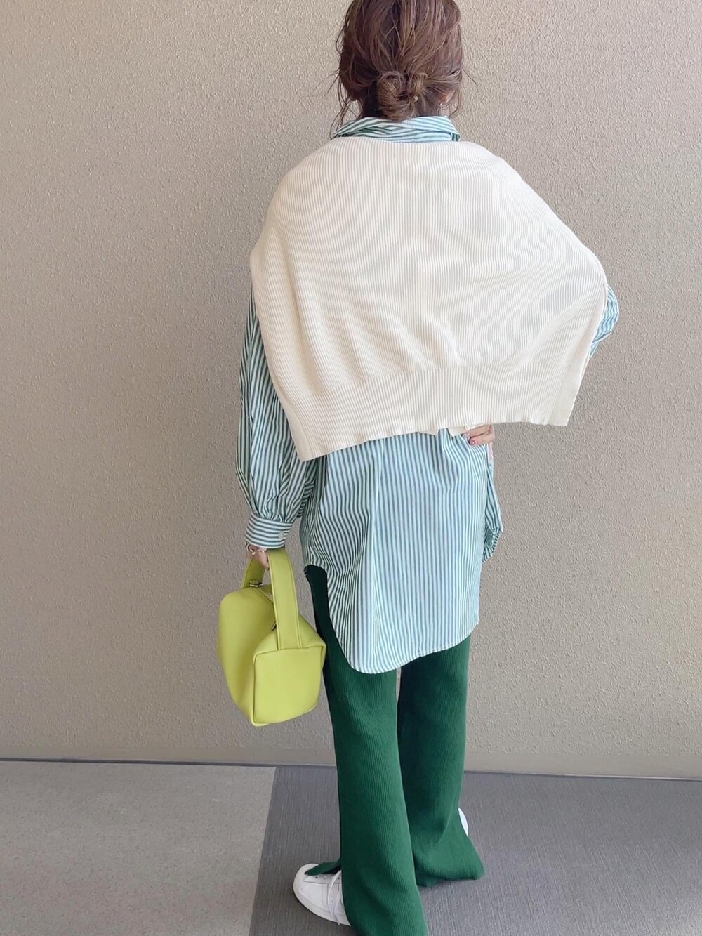 グリーン系のパンツ、ホワイト系のスニーカー、その他のその他を着用したレディースの春コーディネートの4枚目の写真