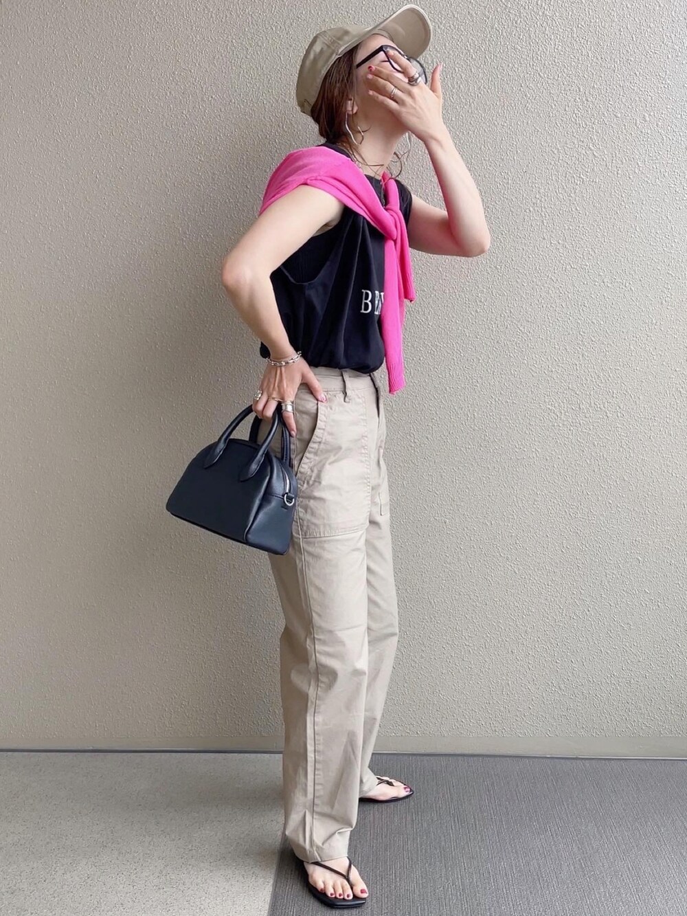 ブラック系のTシャツ/カットソー、ブルー系のシャツ/ブラウス、ブラック系のTシャツ/カットソーを着用したレディースの春コーディネートの5枚目の写真