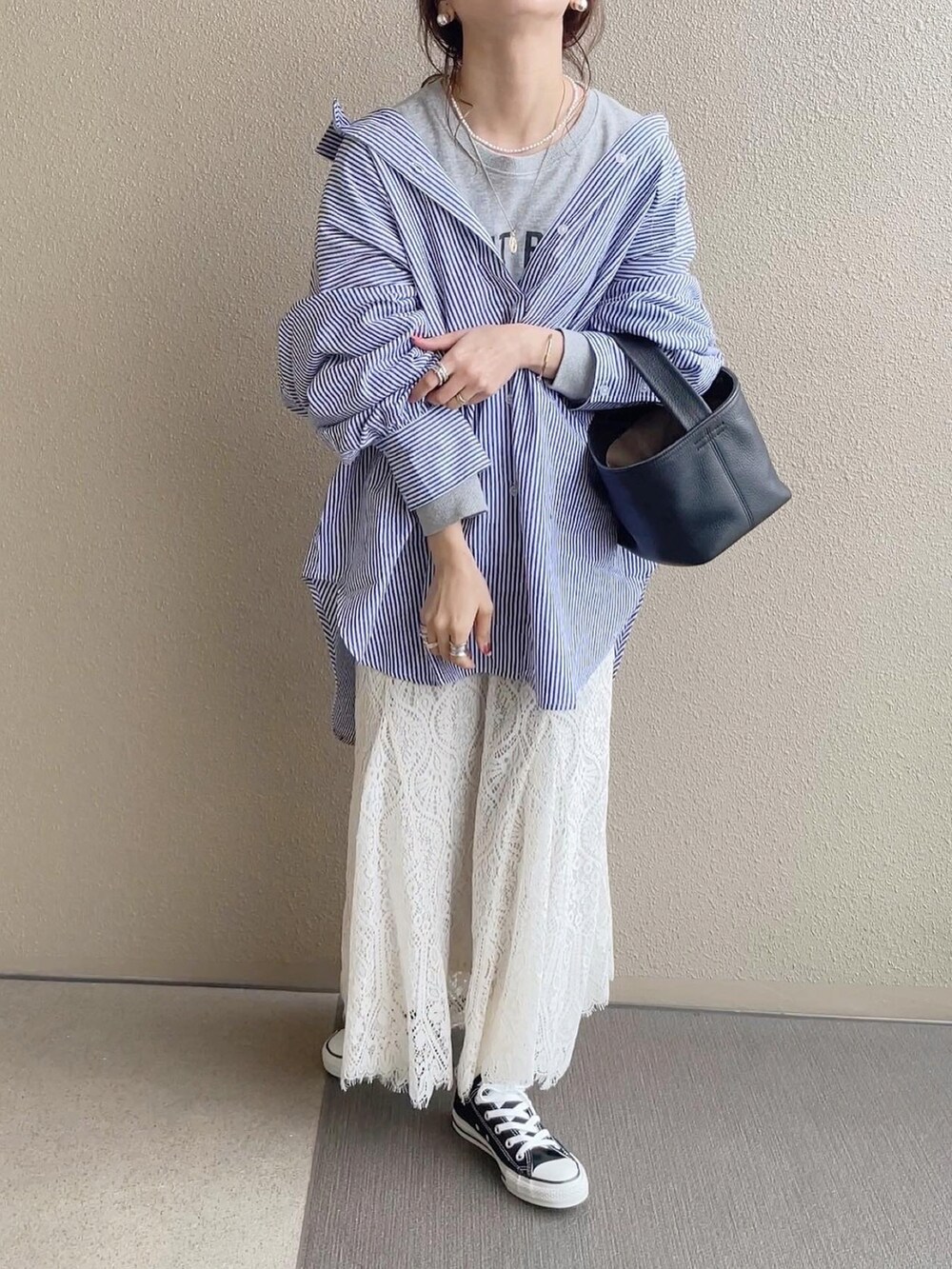 ブルー系のシャツ/ブラウス、ホワイト系のスカート、ブルー系のデニムスカートを着用したレディースの春コーディネートの3枚目の写真