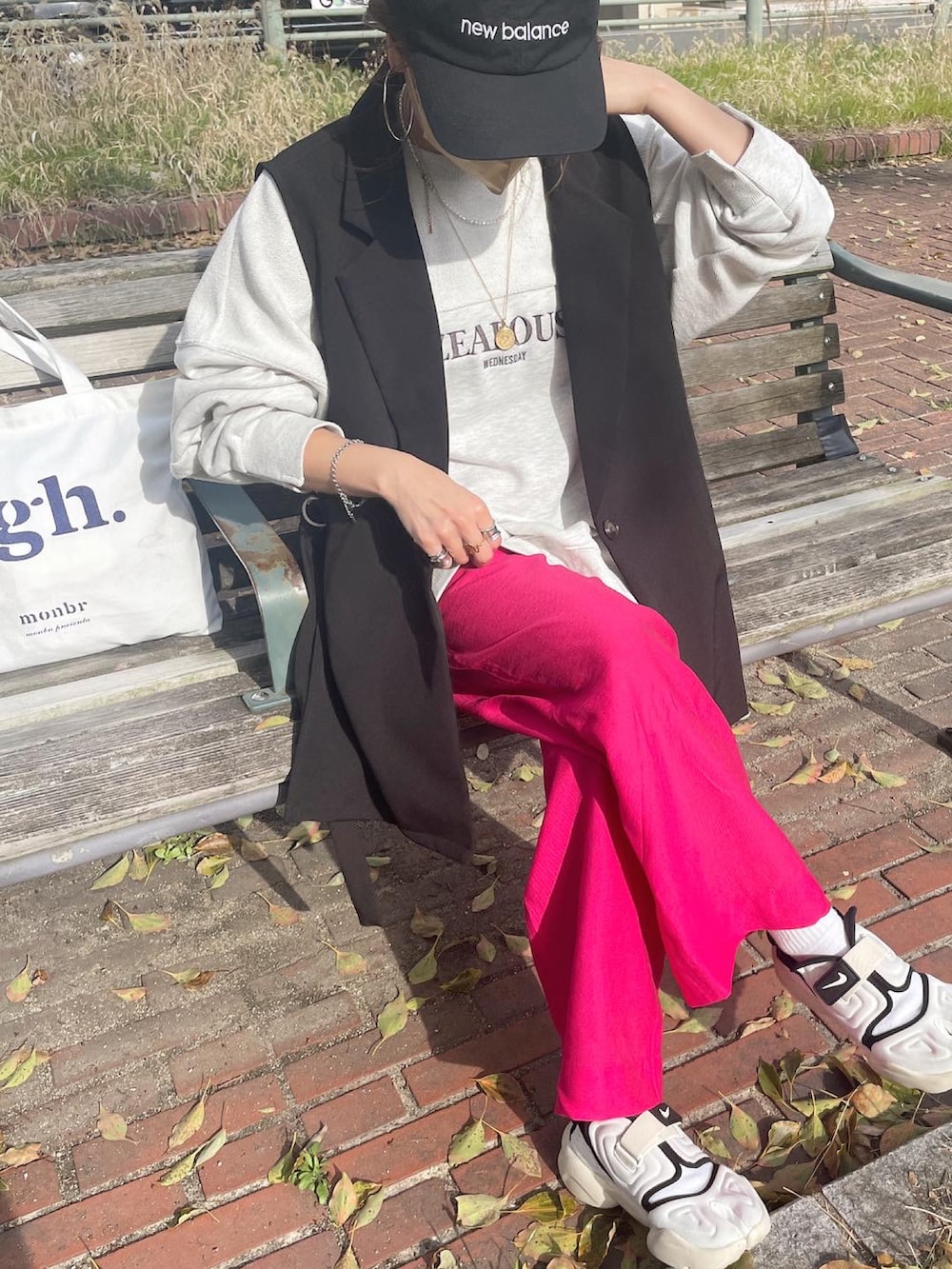 ピンク系のその他パンツ、グレー系のスウェット、ブラック系のベストを着用したレディースの春コーディネートの2枚目の写真