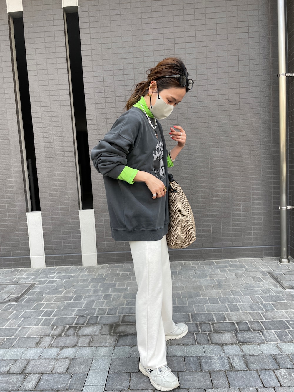 グレー系のスウェット、グリーン系のTシャツ/カットソー、ホワイト系のその他パンツを着用したレディースの春コーディネートの2枚目の写真