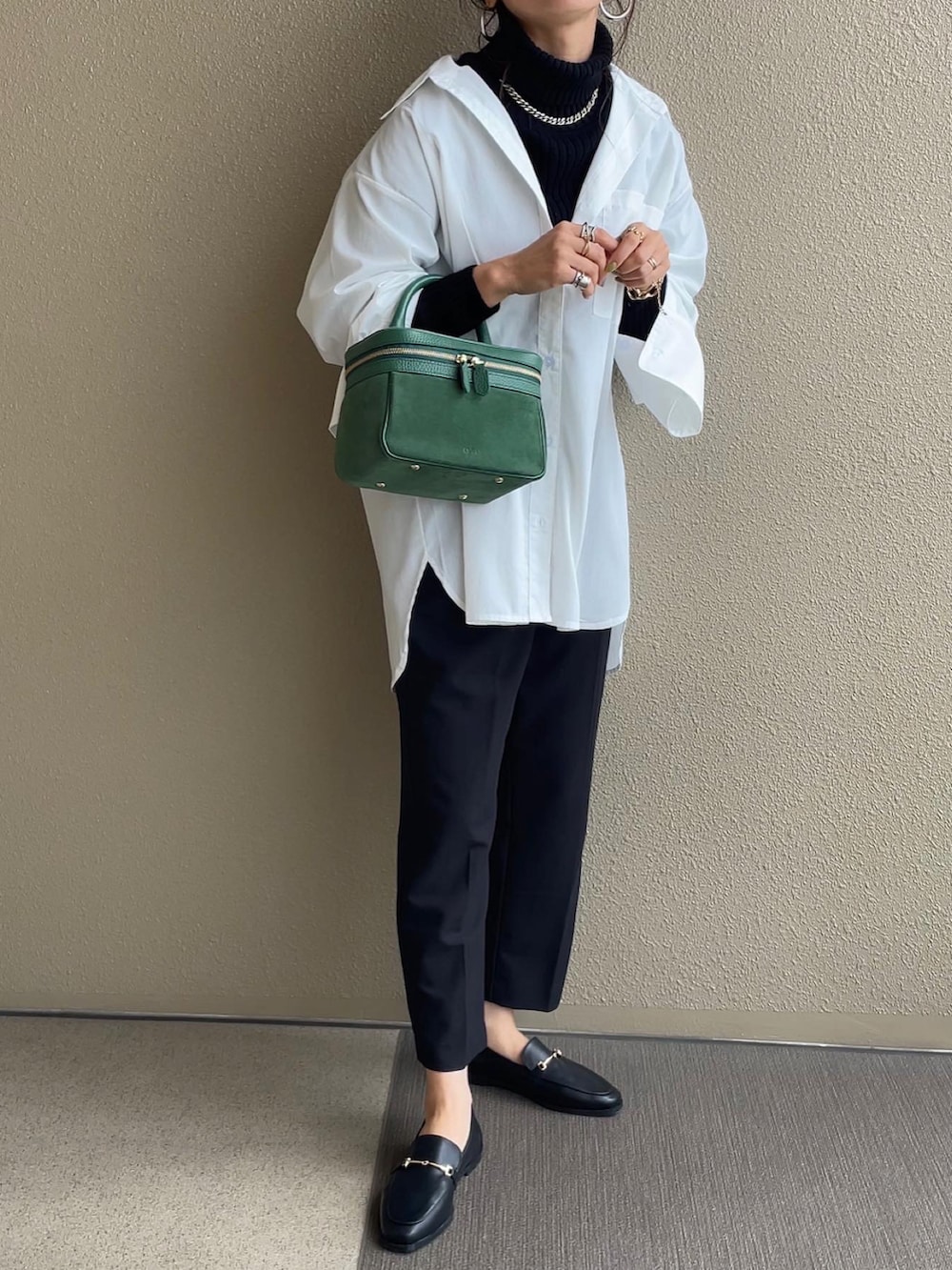 ブラック系のローファー、ベージュ系のシャツ/ブラウス、ホワイト系のシャツ/ブラウスを着用したレディースの秋コーディネートの3枚目の写真