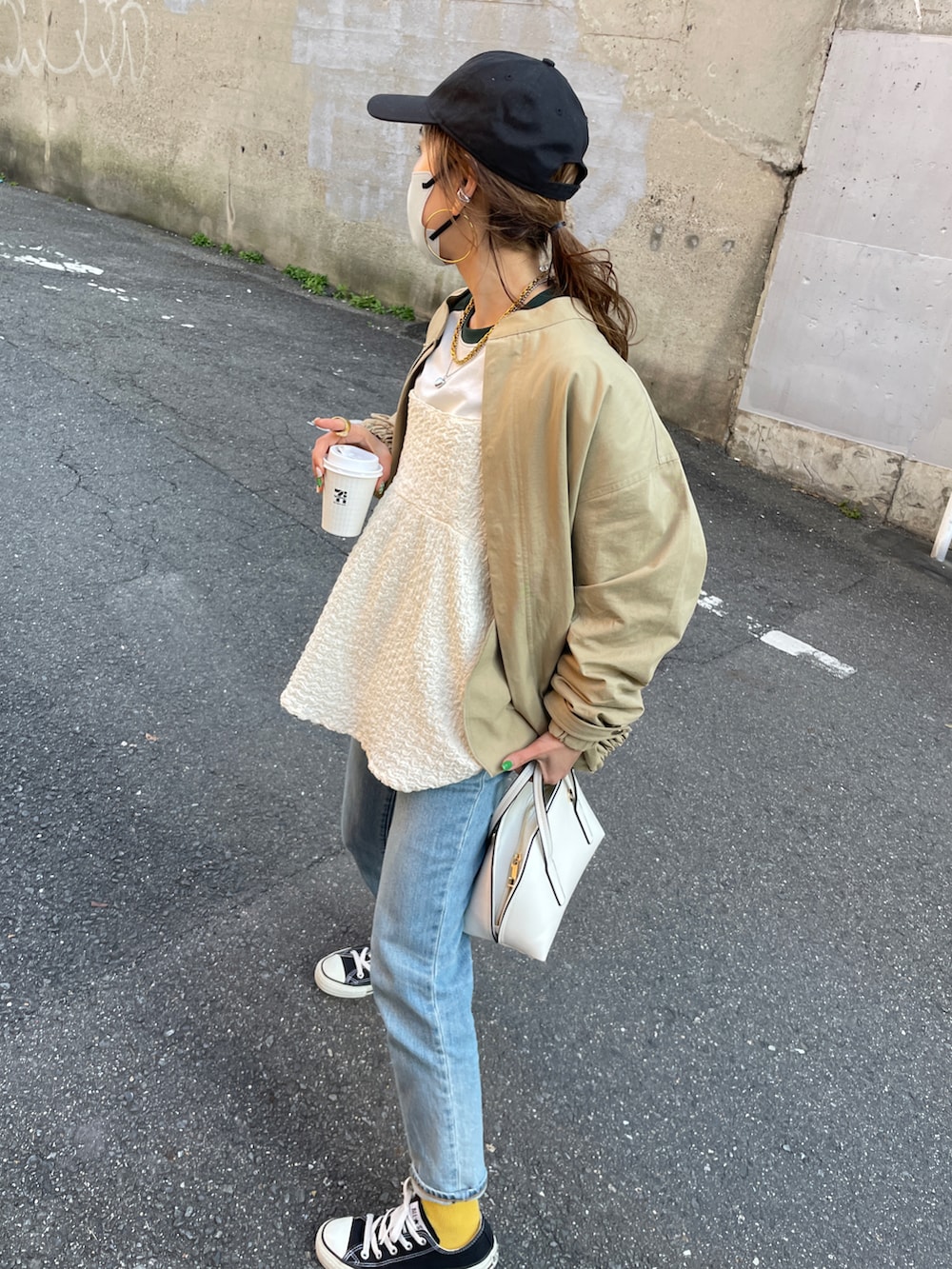 その他のTシャツ/カットソー、ホワイト系のシャツ/ブラウス、ブルー系のデニムパンツを着用したレディースの春コーディネートの5枚目の写真