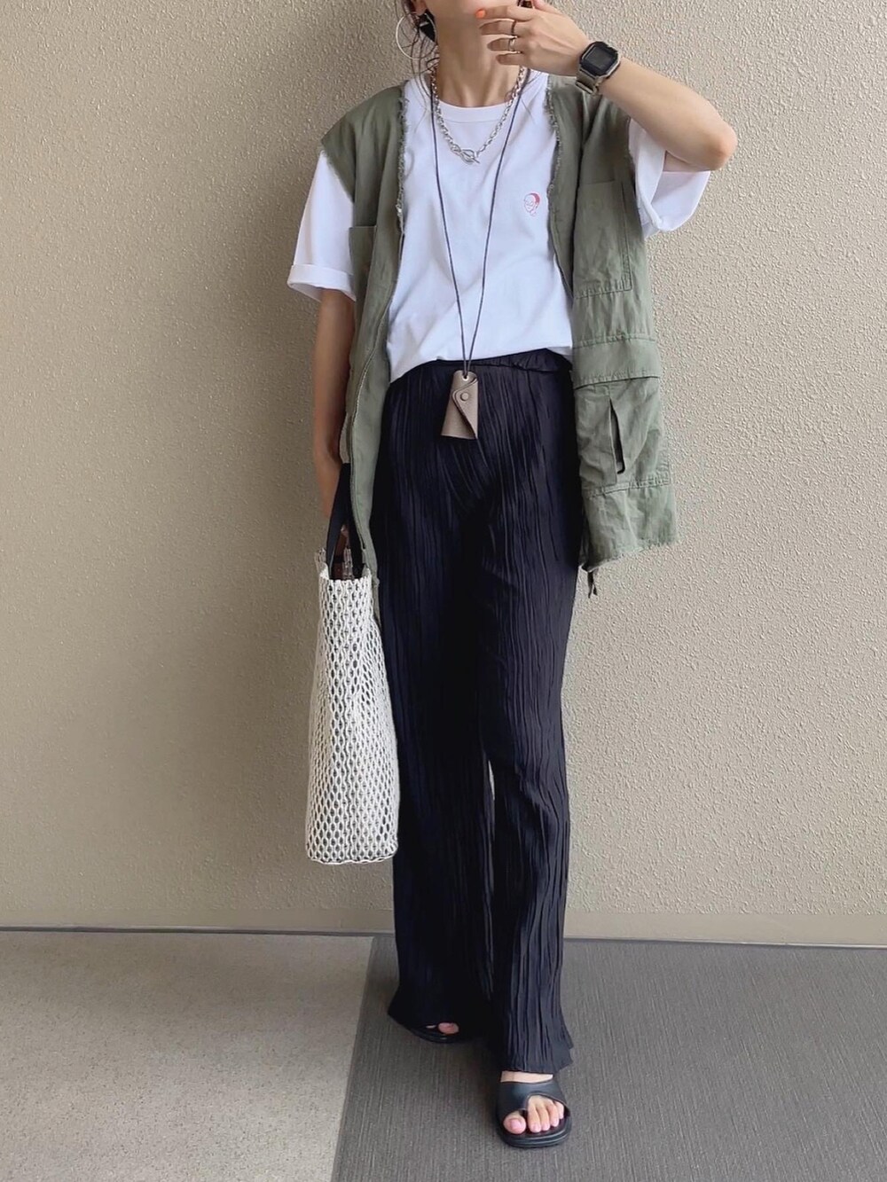 ホワイト系のTシャツ/カットソー、ブラウン系のニットキャップ/ビーニーを着用したレディースの夏コーディネートの2枚目の写真