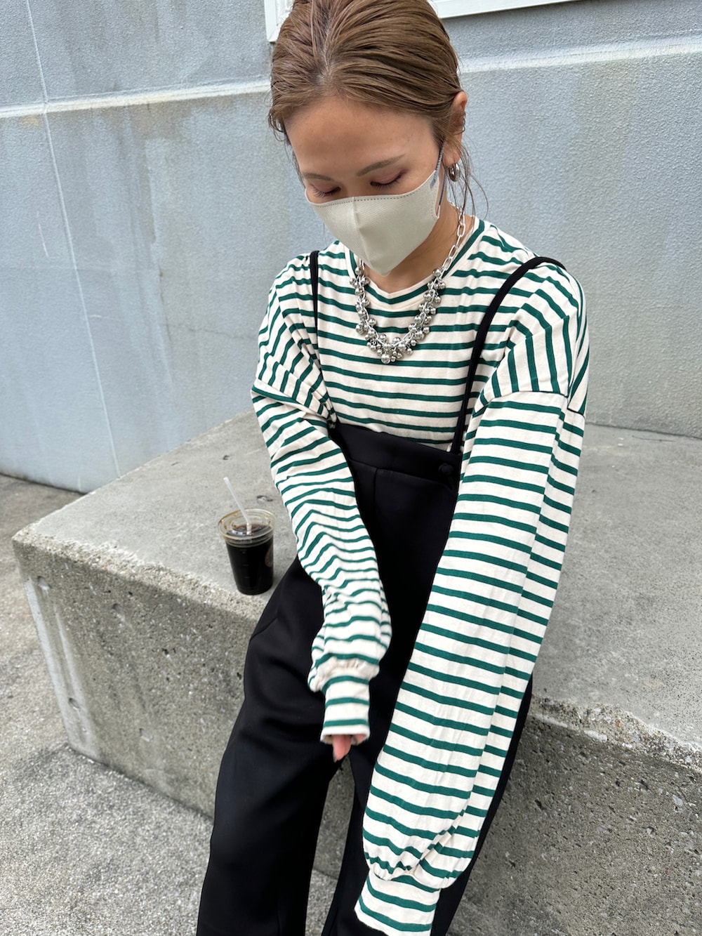 ホワイト系のTシャツ/カットソー、ブラック系のその他パンツを着用したレディースの秋コーディネートの3枚目の写真