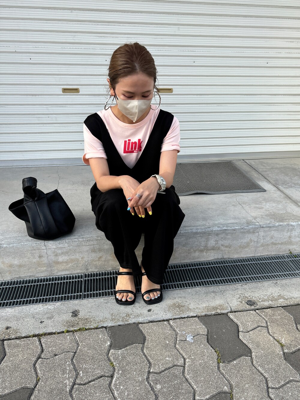 ブラック系のつなぎ/オールインワン、ピンク系のTシャツ/カットソーを着用したレディースの夏コーディネートの2枚目の写真