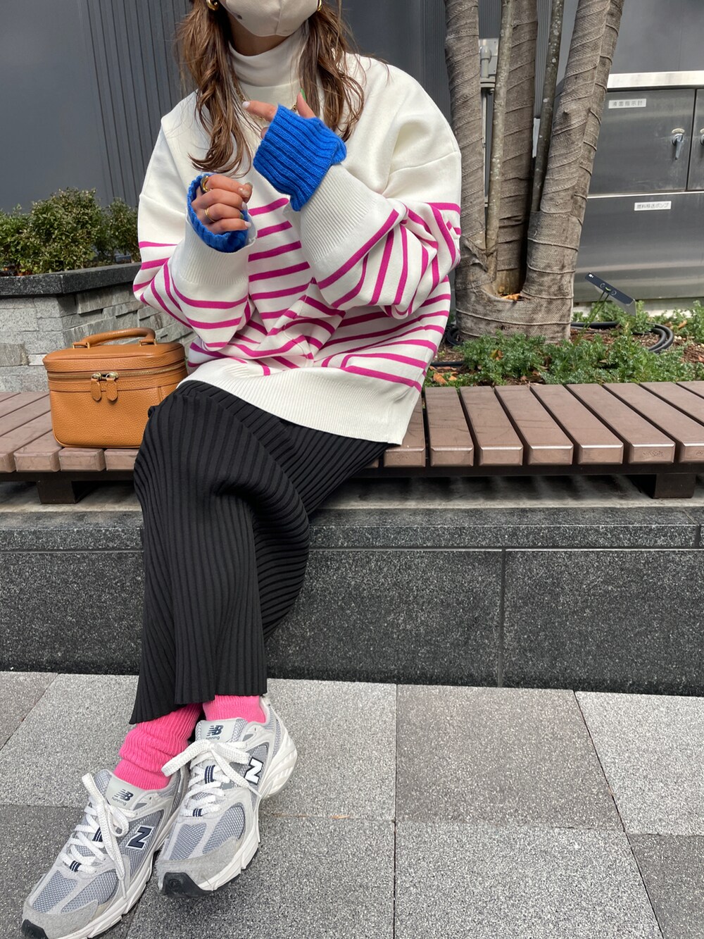 ピンク系のカーディガン/ボレロ、ブラック系のスカート、グリーン系のモッズコートを着用したレディースの冬コーディネートの2枚目の写真