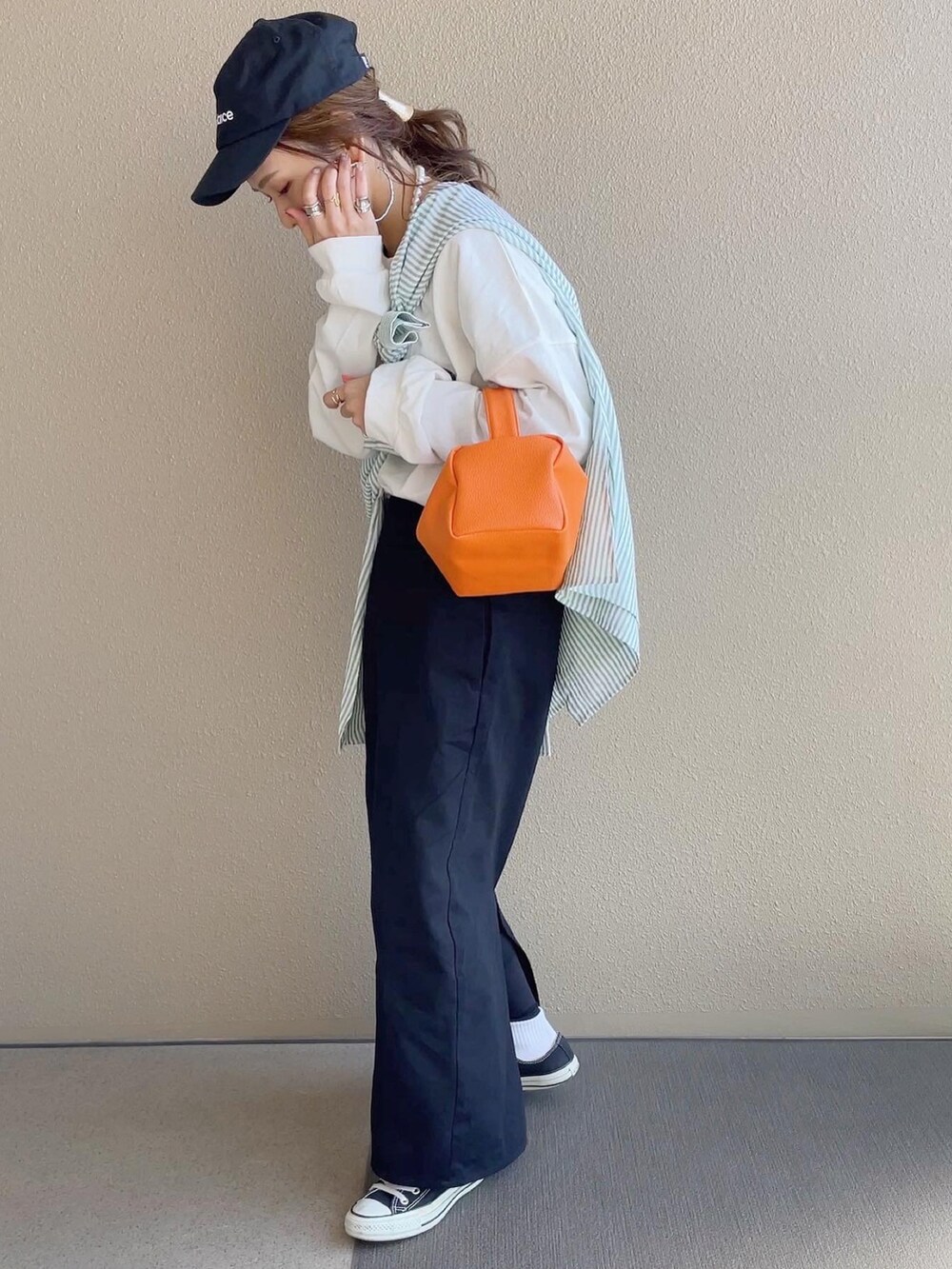 ホワイト系のTシャツ/カットソー、グリーン系のシャツ/ブラウス、ブラック系のスカートを着用したレディースの春コーディネートの2枚目の写真