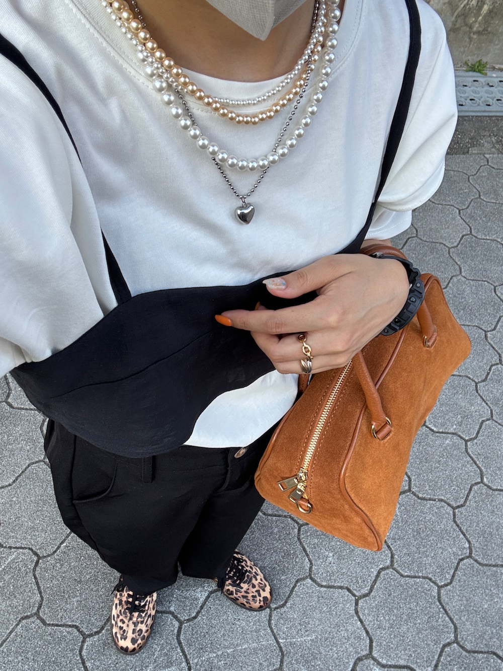 ホワイト系のTシャツ/カットソー、その他のスニーカーを着用したレディースの夏コーディネートの4枚目の写真