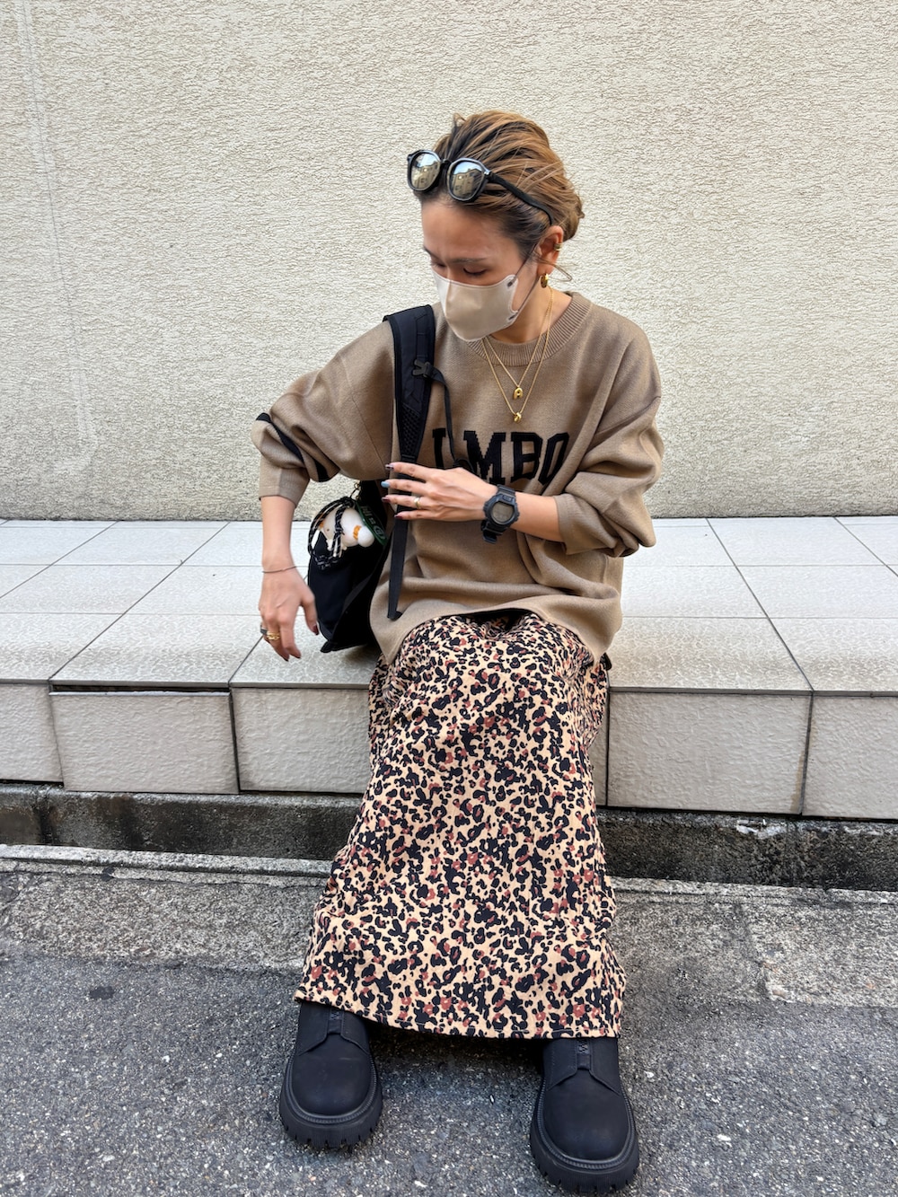 ブラック系のブーツ、ブラウン系のスカート、ブラウン系のニット/セーターを着用したレディースの秋コーディネートの4枚目の写真