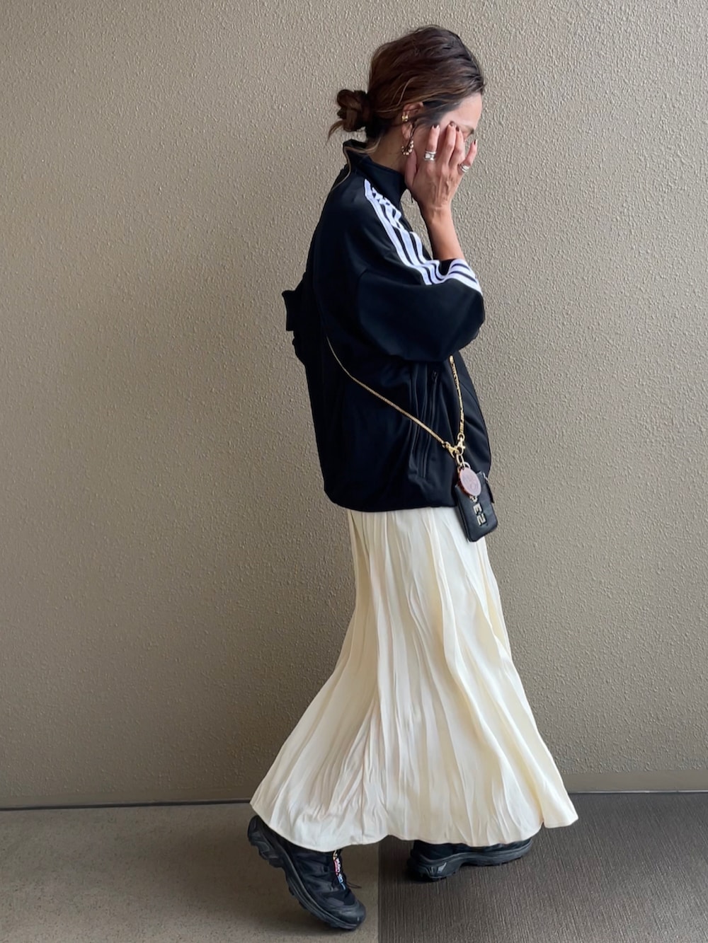 グレー系のスカート、ブラック系のTシャツ/カットソー、ブラック系のTシャツ/カットソーを着用したレディースの秋コーディネートの2枚目の写真