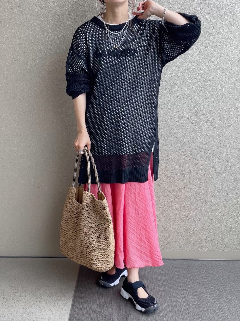 オレンジ系のスカート、ブルー系のシャツ/ブラウス、ブラック系のニット/セーターを着用したレディースの春コーディネートの3枚目の写真