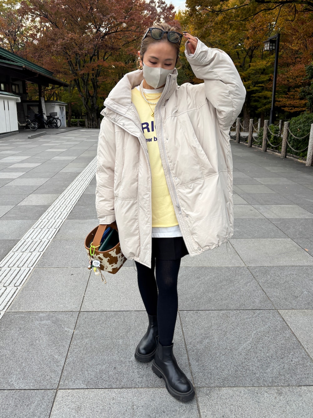 ホワイト系のダウンジャケット/コートを着用したレディースの秋コーディネートの3枚目の写真