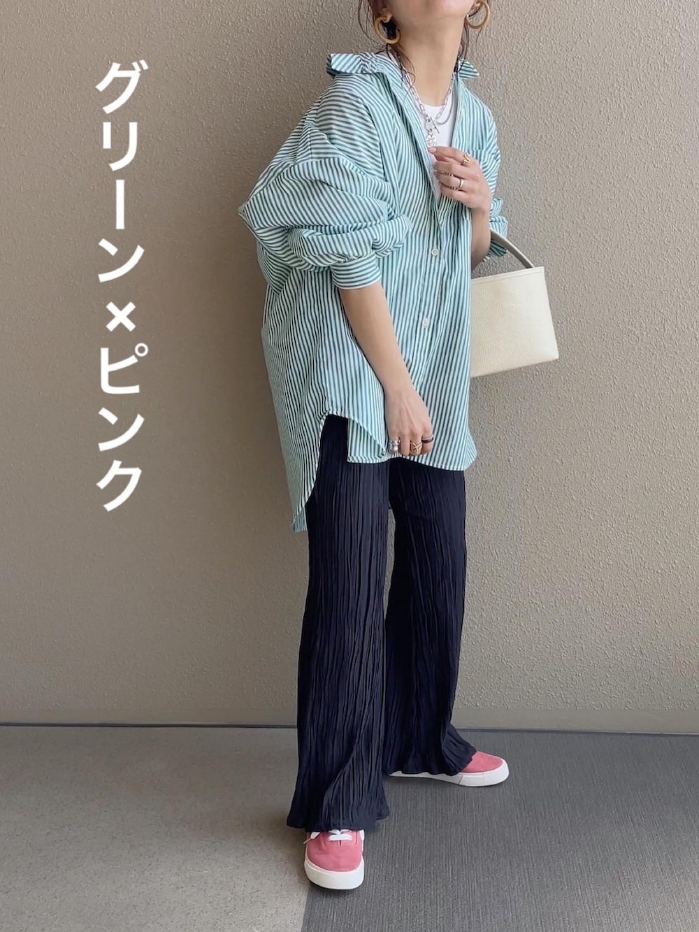 ブルー系のシャツ/ブラウス、ブラック系のその他パンツ、ピンク系のスニーカーを着用したレディースの春コーディネートの3枚目の写真