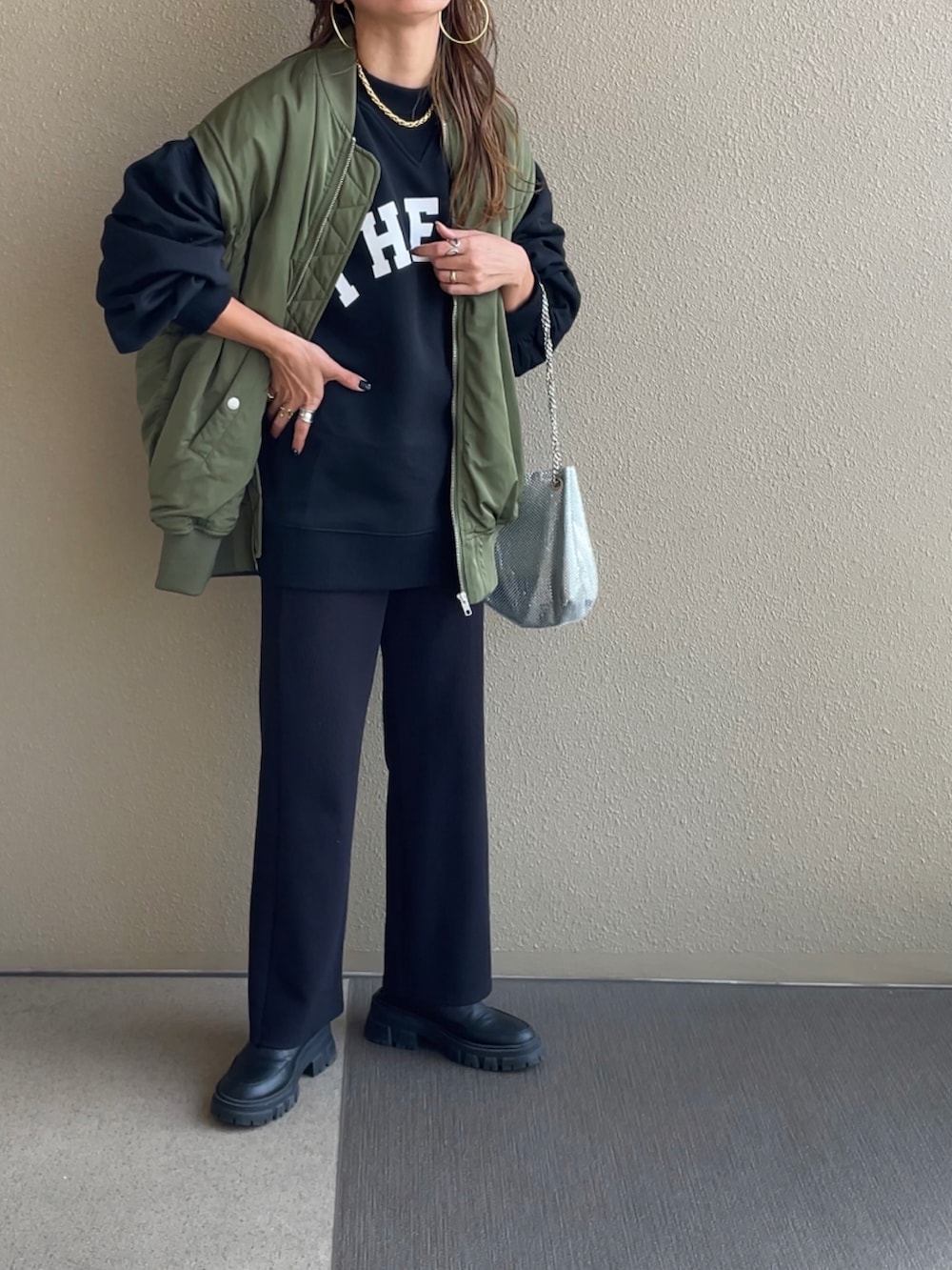 ブラック系のスウェット、ベージュ系のスカート、ブラック系のその他パンツを着用したレディースの秋コーディネートの3枚目の写真