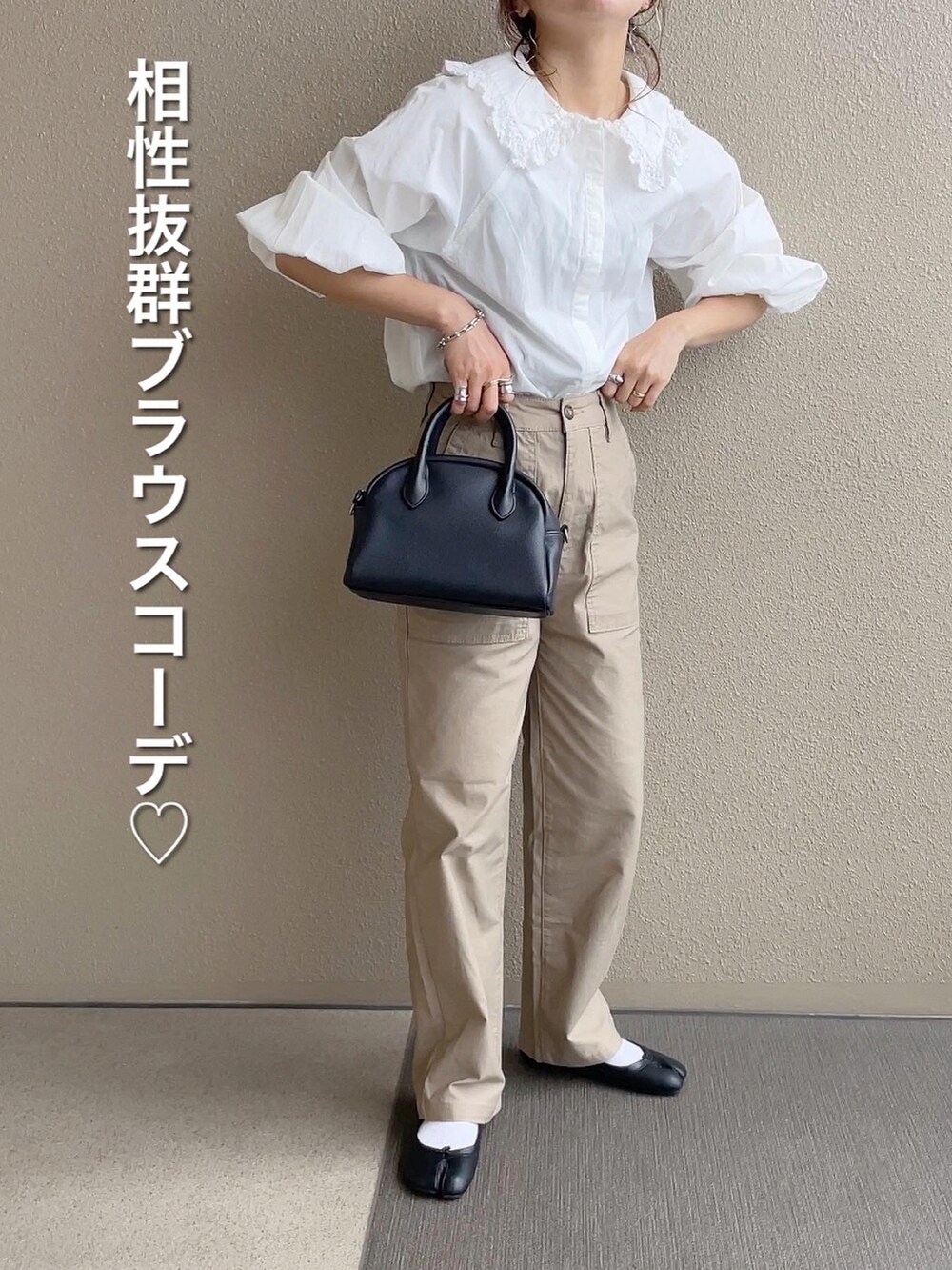 ブラック系のTシャツ/カットソー、ブルー系のシャツ/ブラウス、ブラック系のTシャツ/カットソーを着用したレディースの春コーディネートの3枚目の写真